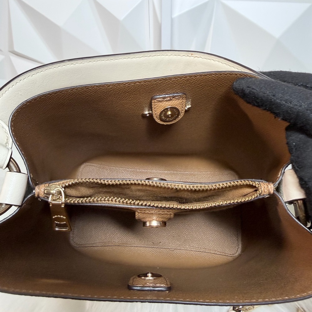 💲Coach Beige and Cream Signature Shoulder Bag - Picture 5 of 10